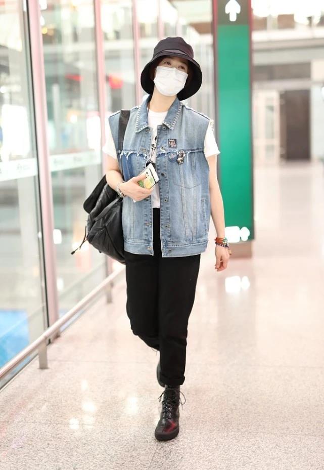 黑色 瘦下来的蒋欣真耐看，完全变成了“衣架子”，造型时髦又有女人味