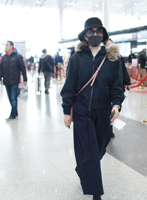 闫妮 闫妮仗着自己瘦了就随便穿,这么肥大的裤子也穿出门,还挺适合的