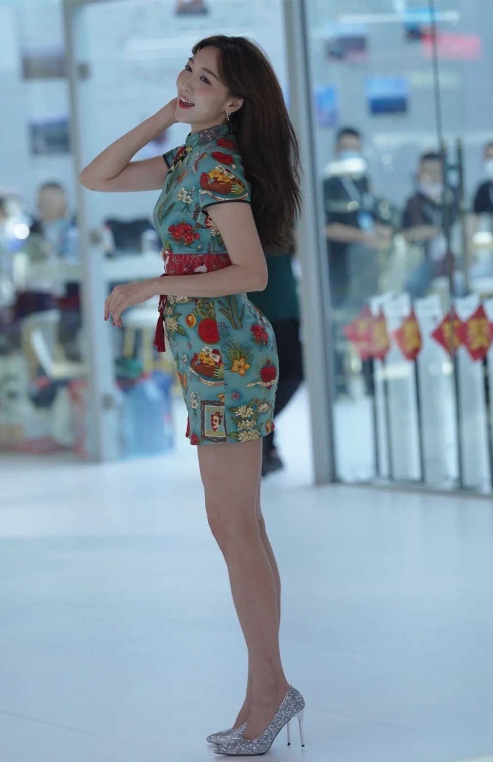 显得 时髦又充满复古感的穿法，高级大方气质不凡，尽显魅力四射的风采