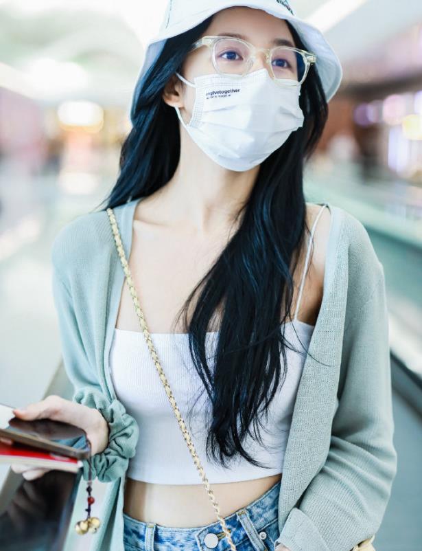 季节 现在正是穿小开衫的季节！遮肉又显瘦，搭配裙子太美了