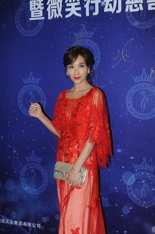 身材 杨恭如难逃“老年瘦”,清瘦身材撑不起红裙,美貌还在但气质减分