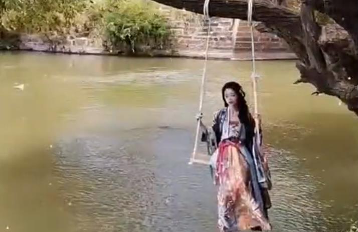 四川一女生穿汉服坐在河边秋千上拍唯美视频，下一刻让人笑出眼泪