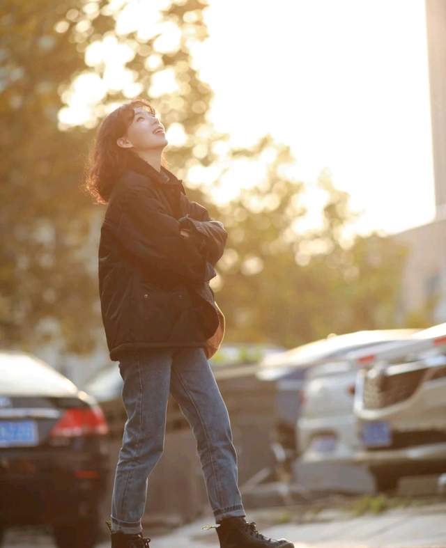 黑色 女生这样穿毛衣太洋气了，叠穿外套好看又暖和，像个偶像剧女主