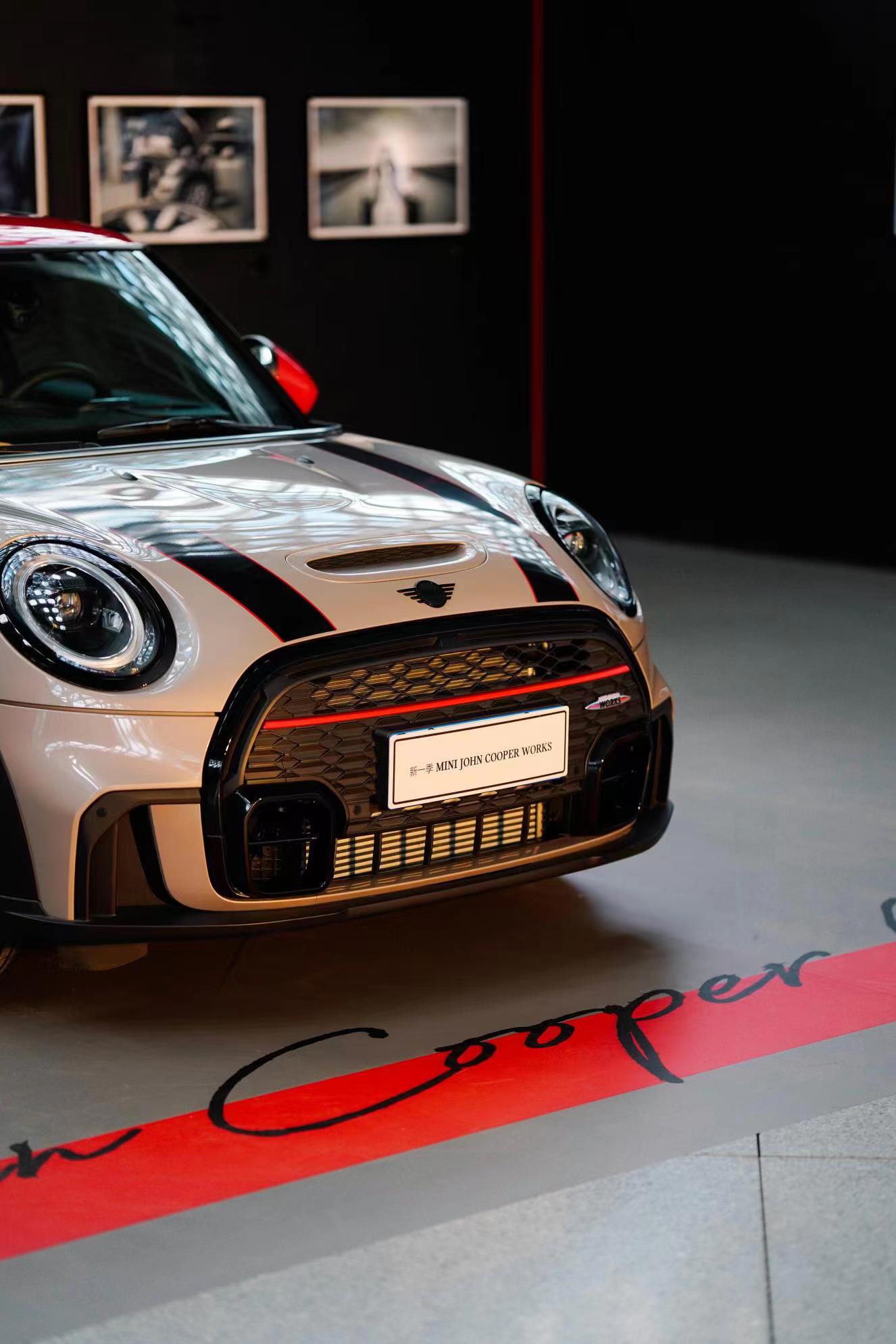 说到mini产品mini cooper是整个家族中的赛道先驱其名字和英国赛车