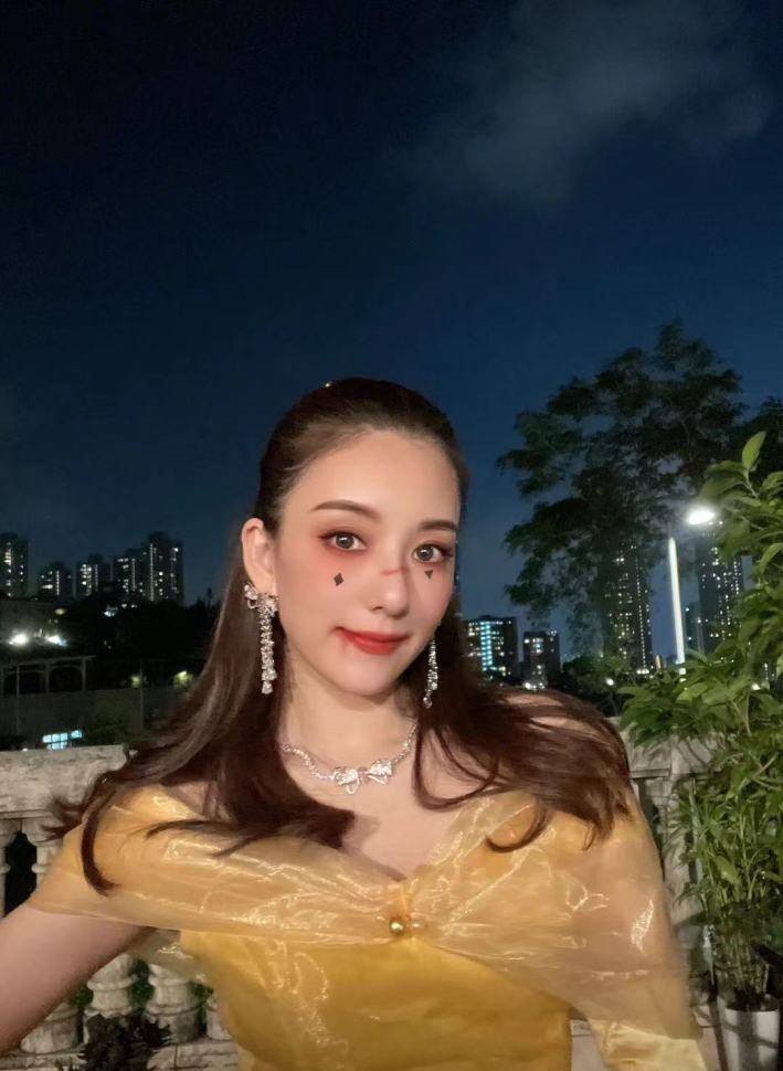 全买 方媛秒删万圣节合照！扮成公主被郭富城牵手，颈间戴超大钻石项链