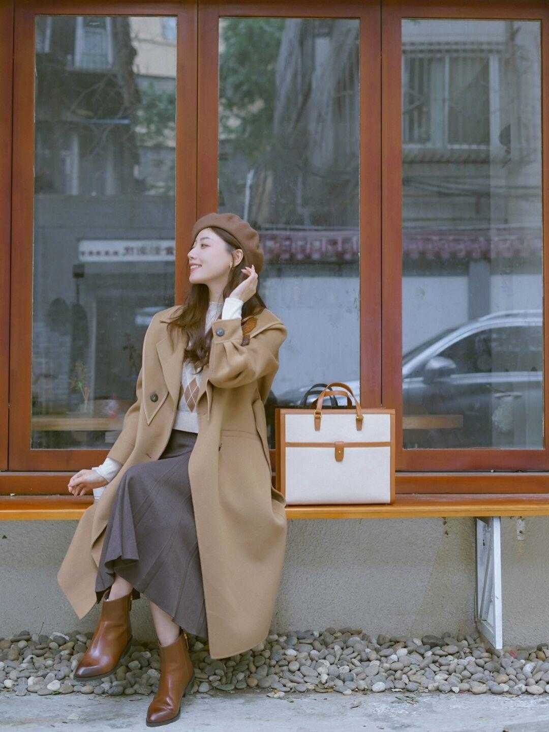 生活 秋冬季节“大衣”怎么穿？搭配针织衫和半身裙优雅大气，高级时髦