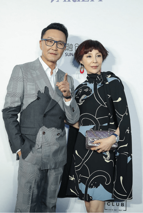 黑色 没想到吴刚妻子也这么美，穿黑衣配短发真优雅，看着也挺年轻的