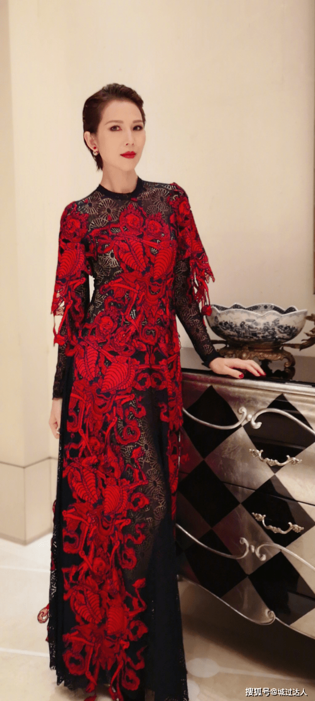 蔡少芬 蔡少芬终于惊艳一回，穿印花衬衫配半身裙减龄太多，短发A爆了