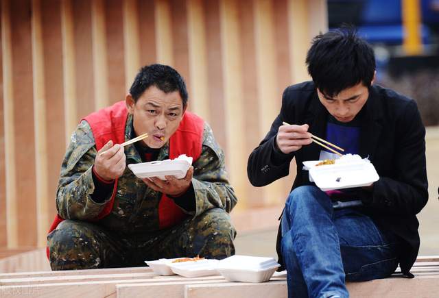 农民工的工地生活是怎么样的看到工人吃饭的场景让人心酸