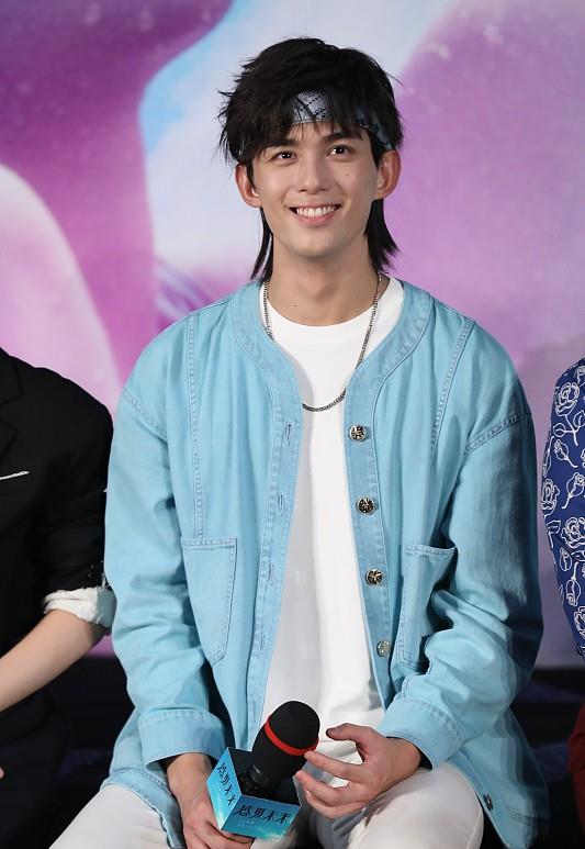 真挺帅 吴磊“狼尾”造型真挺帅，白T配蓝色发带又奶又帅，真挺有魅力