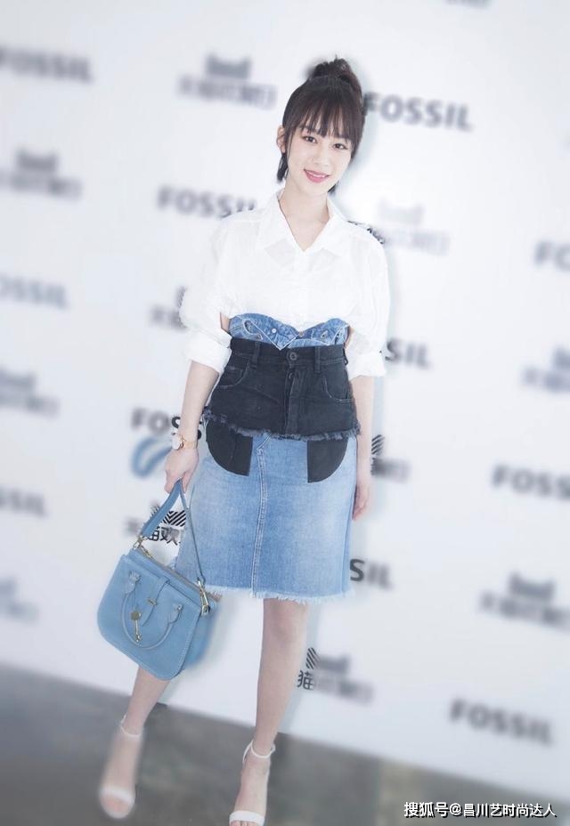 黑色 杨紫时尚感开挂了,剪掉牛仔短裙叠穿高腰半身裙,显瘦又时髦爆