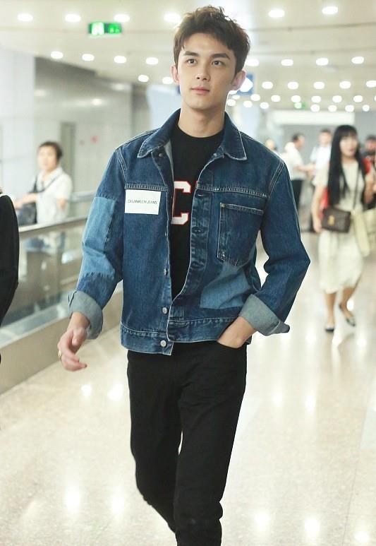 真挺帅 吴磊“狼尾”造型真挺帅，白T配蓝色发带又奶又帅，真挺有魅力