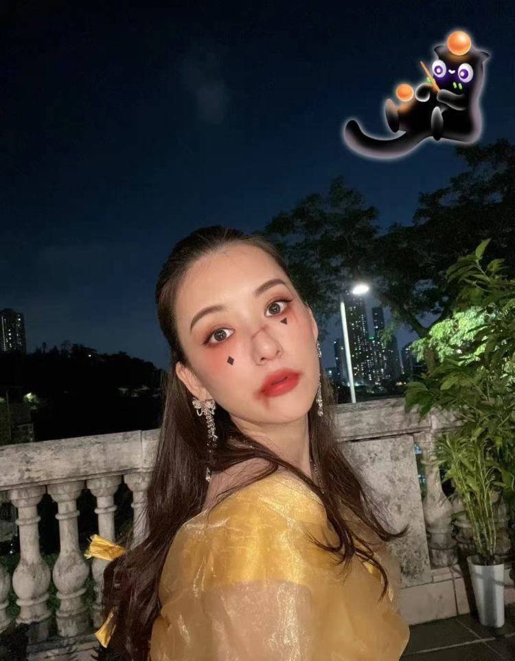 全买 方媛秒删万圣节合照！扮成公主被郭富城牵手，颈间戴超大钻石项链