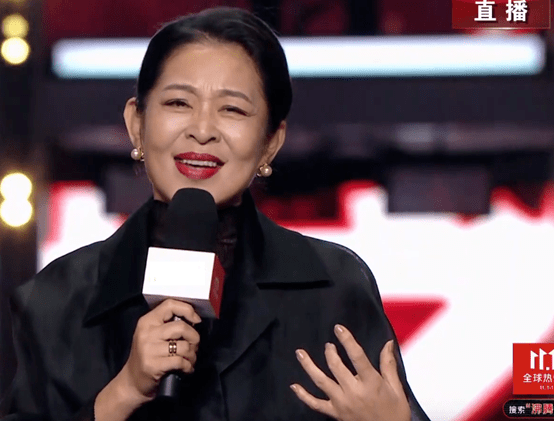 短裙 女星晚会 “杀”疯！皮衣烟熏妆，短裙险走光，66岁赵雅芝秀身材