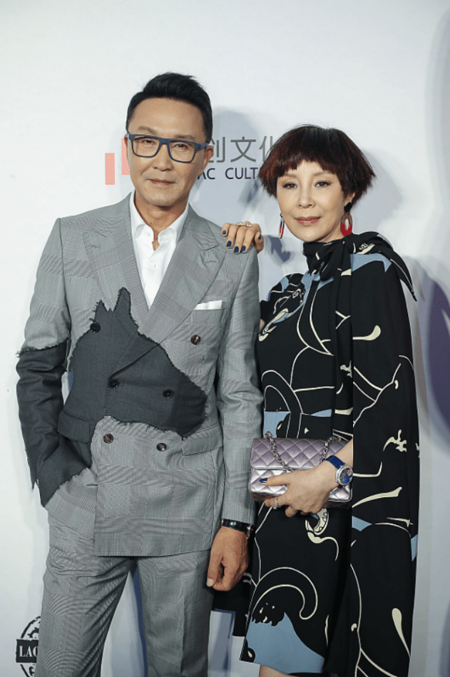 黑色 没想到吴刚妻子也这么美，穿黑衣配短发真优雅，看着也挺年轻的