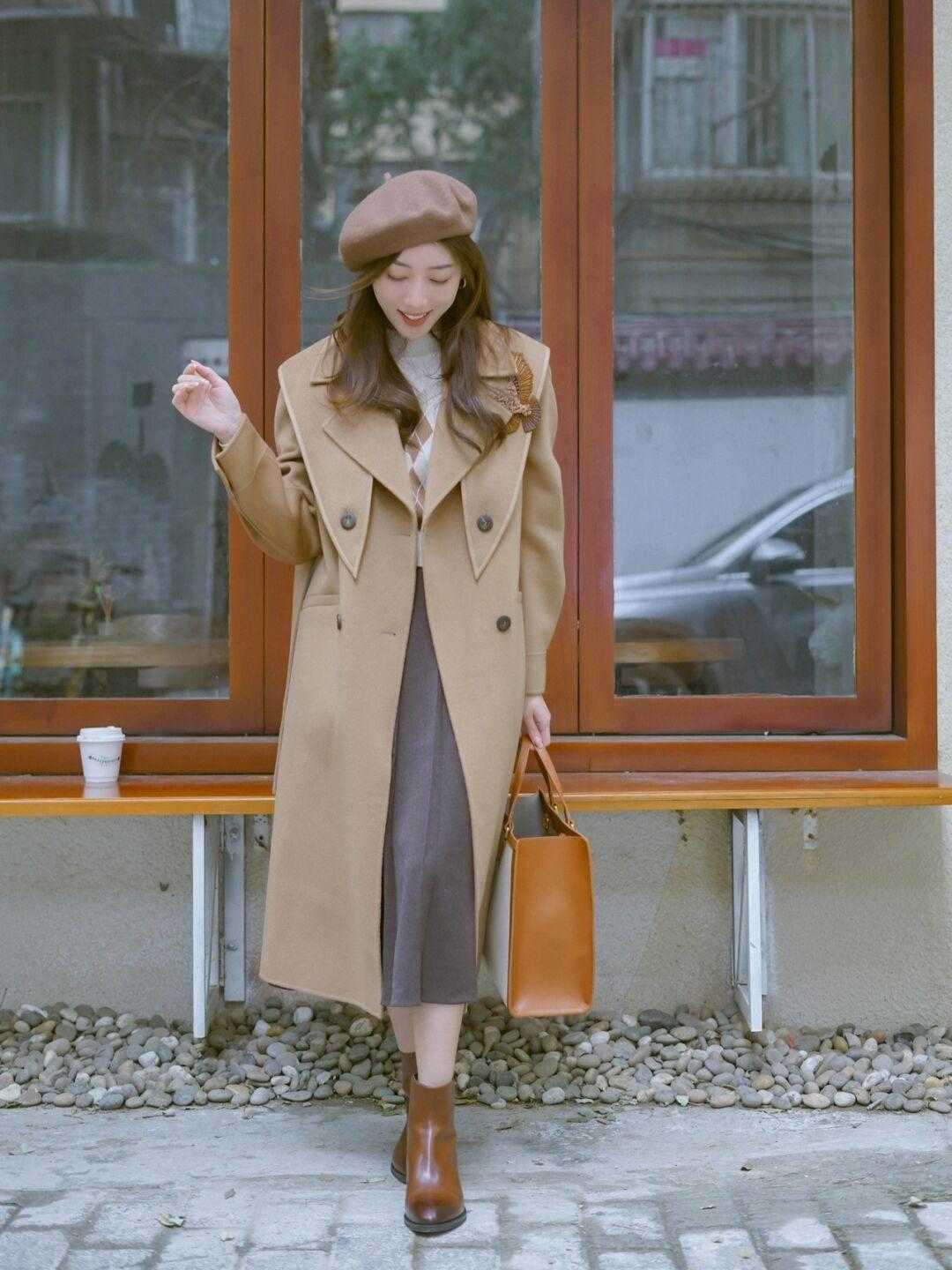 生活 秋冬季节“大衣”怎么穿？搭配针织衫和半身裙优雅大气，高级时髦