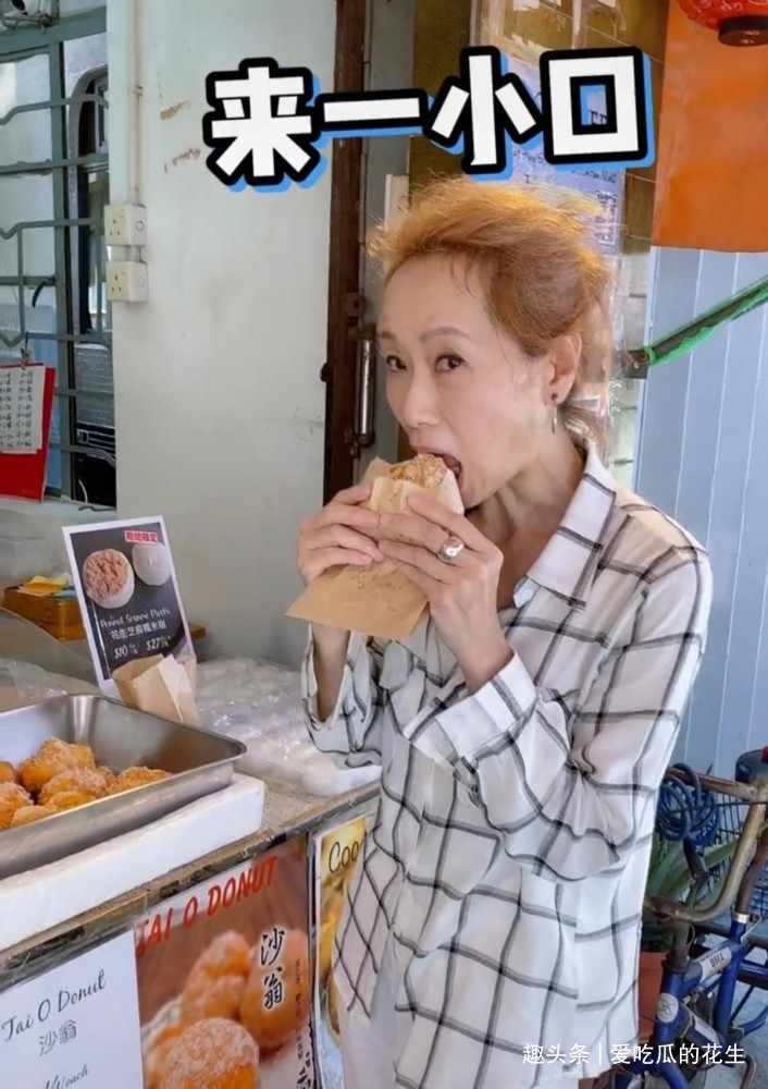 叶童 58岁叶童吃路边摊 人憔悴手腕瘦出青筋颈部肌肤松弛发型蓬松随意