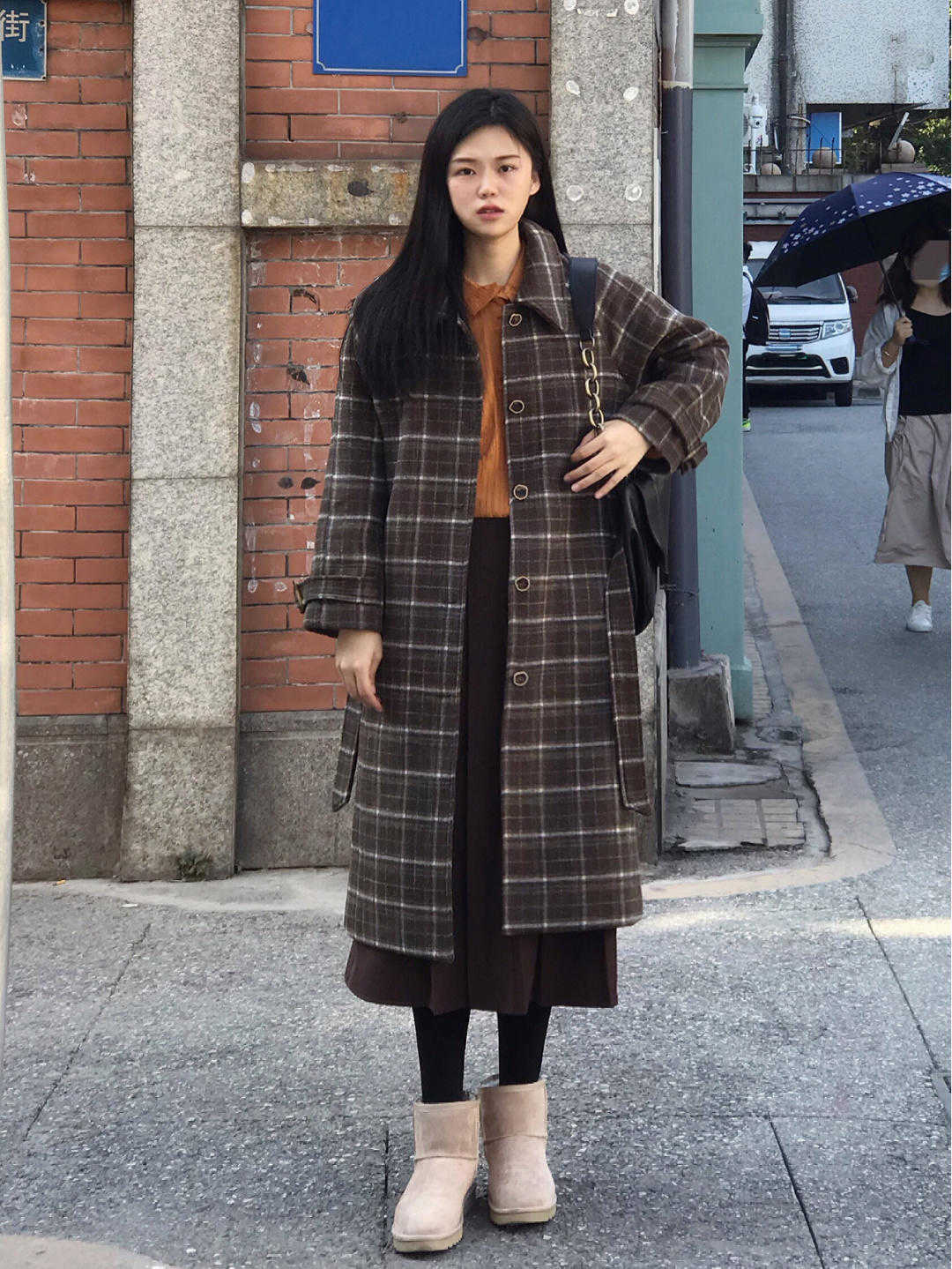生活 秋冬季节“大衣”怎么穿？搭配针织衫和半身裙优雅大气，高级时髦