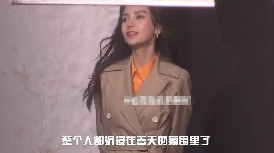 颜色这才是真实的杨颖，不修图整张脸土黄又干瘦，但五官立体很漂亮！