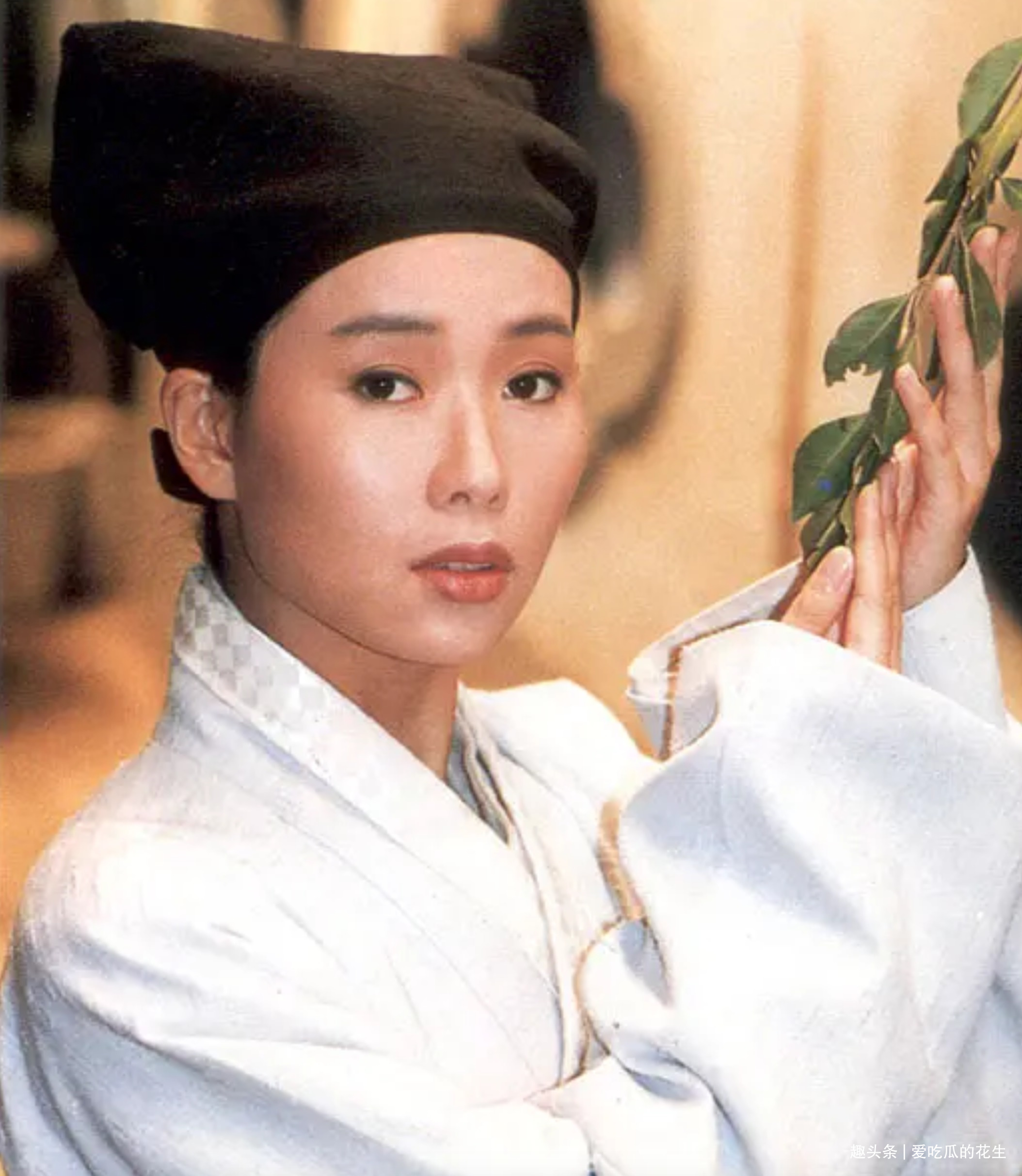 叶童 58岁叶童吃路边摊 人憔悴手腕瘦出青筋颈部肌肤松弛发型蓬松随意