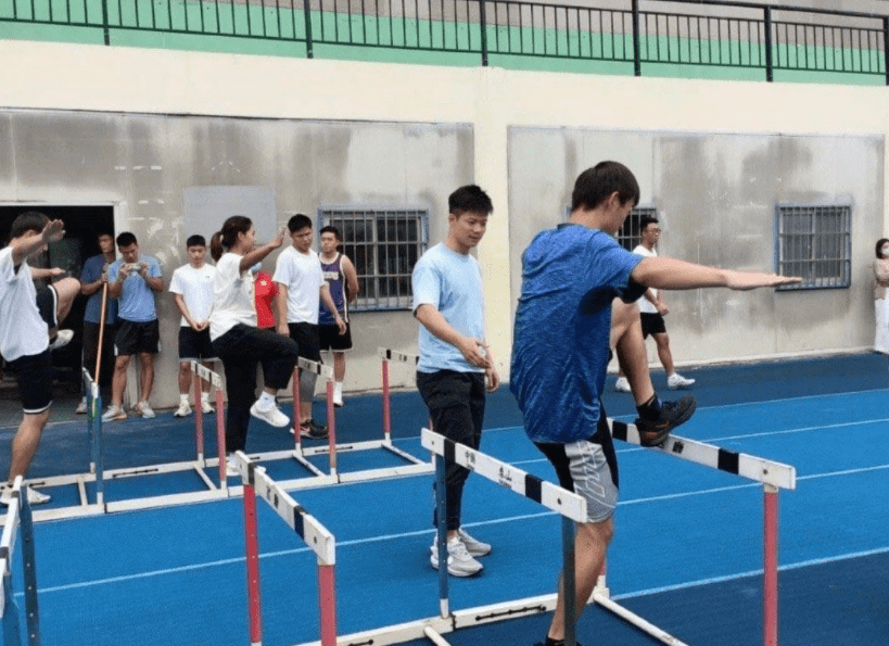 体育|苏炳添上课现场曝光：用手指着教学，学生站两排很听话，仅1女生