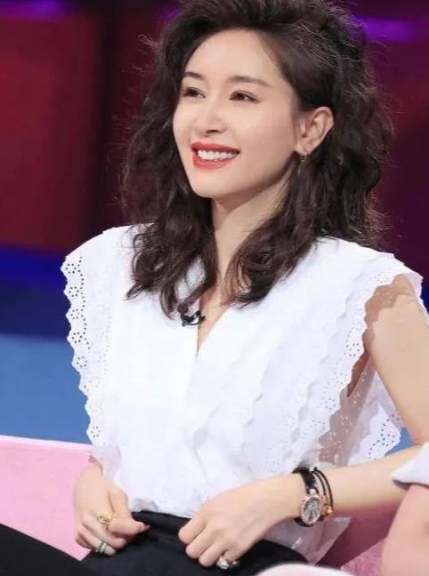 黑色 娱圈揭秘：王子文又成功穿出了170模特既视感，身材纤细，小个子可照穿