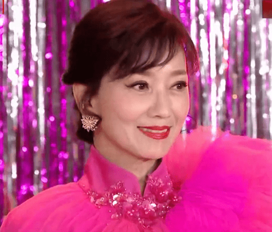 短裙 女星晚会 “杀”疯!皮衣烟熏妆,短裙险走光,66岁赵雅芝秀身材
