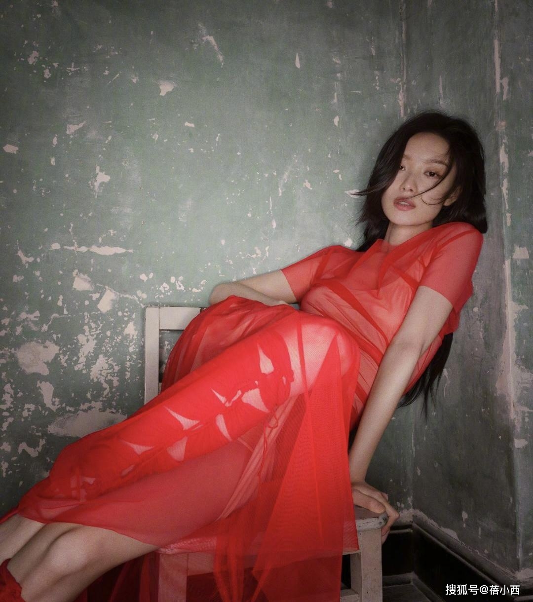 黑色 倪妮不愧是“谋女郎”,连穿裸色针织衫配红裙都很高级,气质无敌
