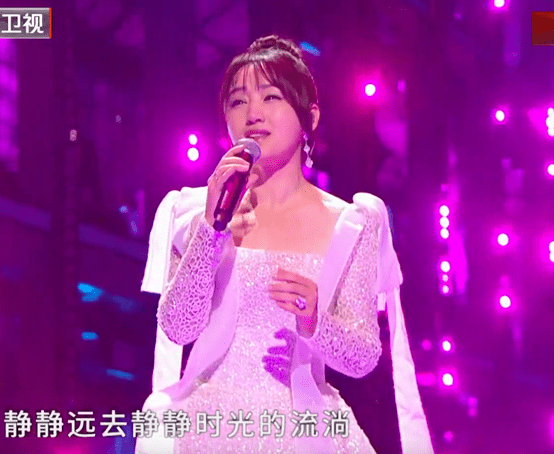 短裙 女星晚会 “杀”疯!皮衣烟熏妆,短裙险走光,66岁赵雅芝秀身材