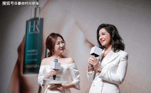 条纹 钟楚红又惊艳一回，穿白色西装配齐肩卷发现活动，60岁风韵犹存