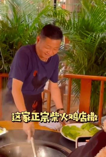 52岁"三德子"现身ktv,戴金戒指和好友嗨唱,创业成富豪太潇洒_赵亮