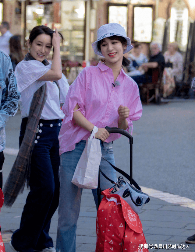 黑色 杨紫时尚感开挂了,剪掉牛仔短裙叠穿高腰半身裙,显瘦又时髦爆