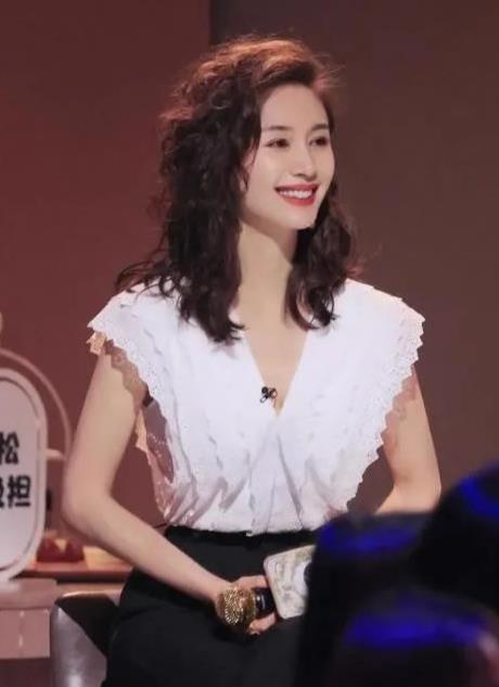 黑色 娱圈揭秘：王子文又成功穿出了170模特既视感，身材纤细，小个子可照穿