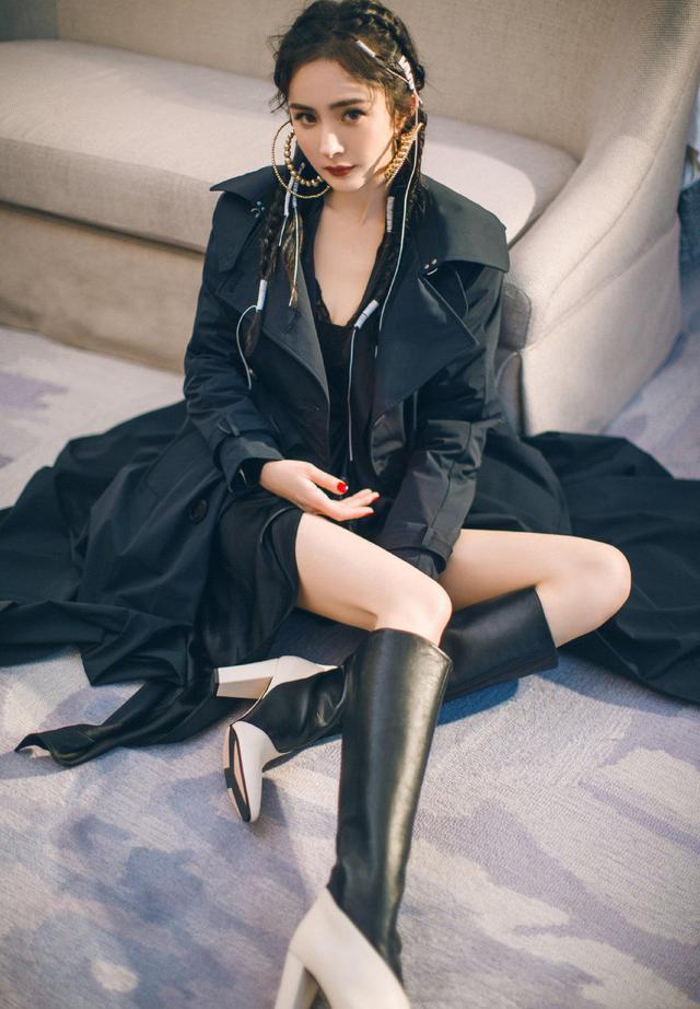 非常强 伊能静把“涂鸦风衣”穿火了,搭配小脚裤真洋气,这状态像30岁