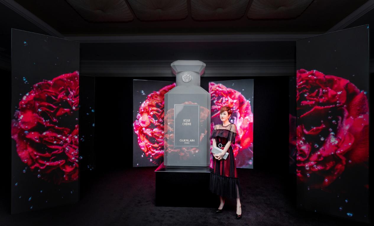 杨千嬅 陈法蓉携闺蜜看电影！大冷天穿百褶裙配长靴，总算没浪费这好身材