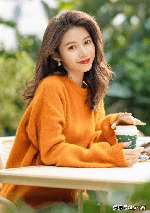 黑色 建议多穿“针织衫”，选择这4种颜色，搭配半身裙、牛仔裤很时髦