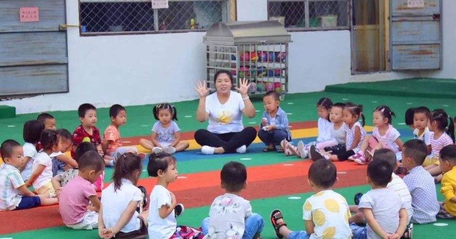 小家伙|同样初次上幼儿园，为啥别人家宝宝不哭闹，自家宝宝却哭闹不已呢