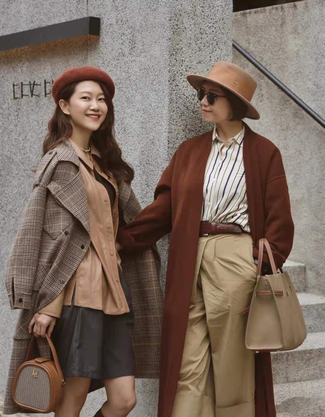 建议 女人60岁后穿“呢大衣”，为什么建议配裤子不搭裙子 ？关键在这