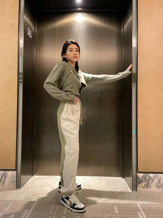 身材 梁洁的脸太可爱了，穿娃娃领毛衣超级甜美，脸颊肉肉惹人爱