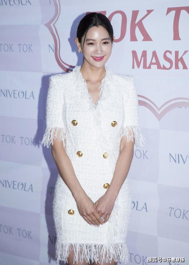 身材 李成敏终于不性感了，穿白色西装连衣裙配低马尾，气质不输李英爱