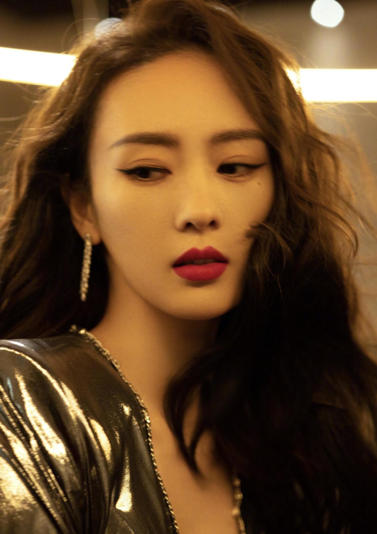 童瑶称 童瑶称自己是“行走的锡纸”，果真一看，这高开叉锡纸礼服美翻了