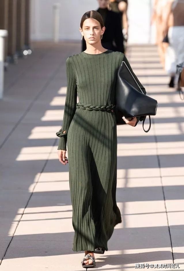 毛衣 会打扮的中年女性，秋冬季都在穿这3件上衣，轻松打造年轻态