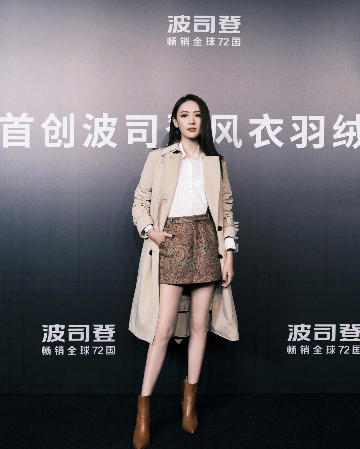 童瑶称 童瑶称自己是“行走的锡纸”，果真一看，这高开叉锡纸礼服美翻了