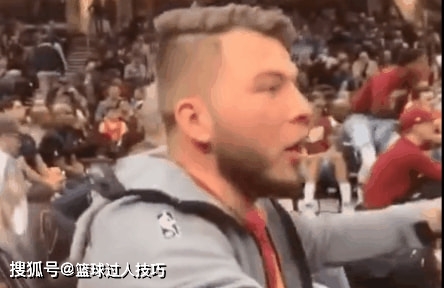 湖人|路人撞脸NBA球星：湖人赛场出现2个詹姆斯，东契奇球迷逗笑本尊