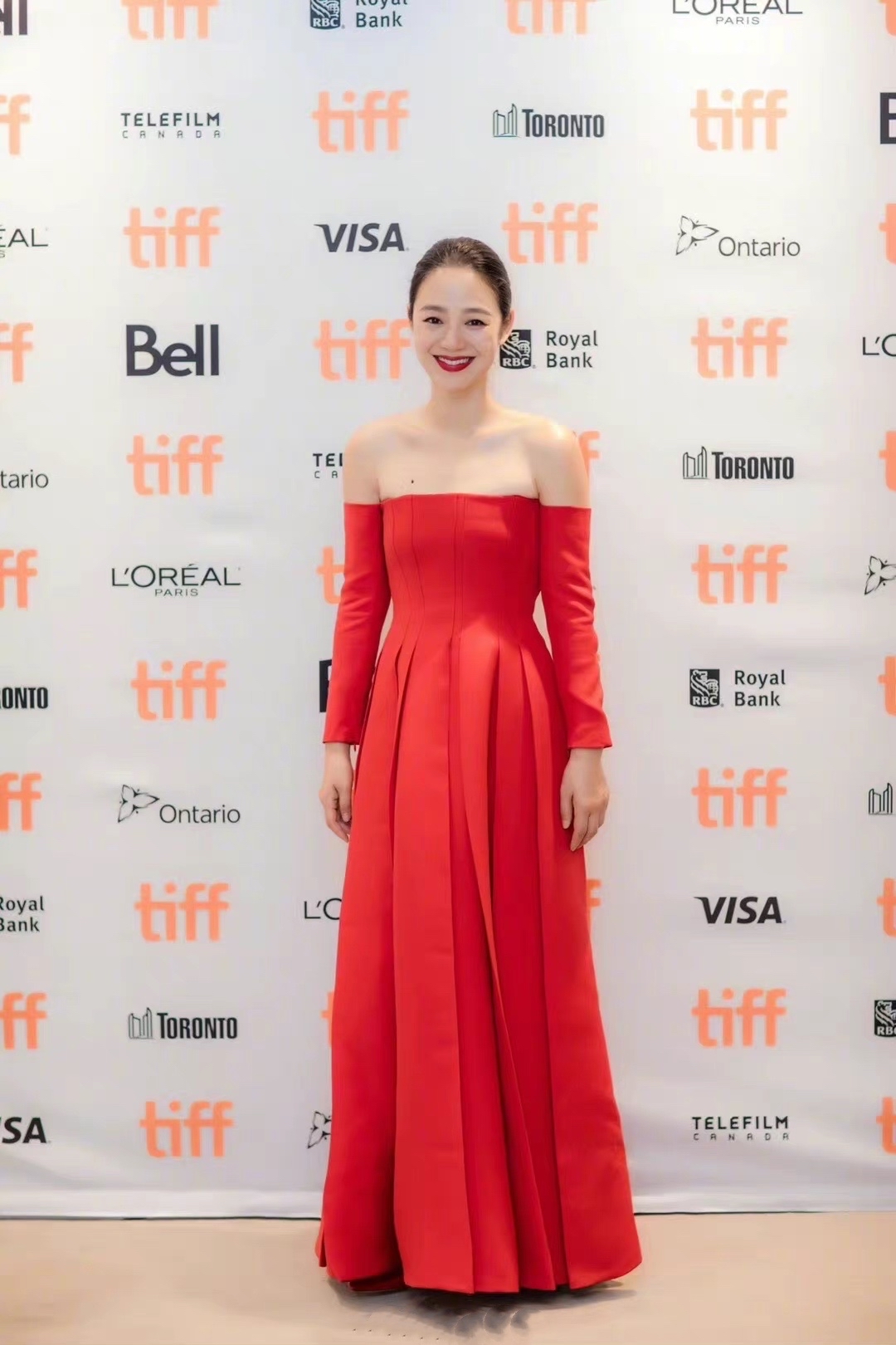视觉 姜文老婆可真美，周韵抹胸红裙秀曼妙身姿，冷淡的妩媚好迷人