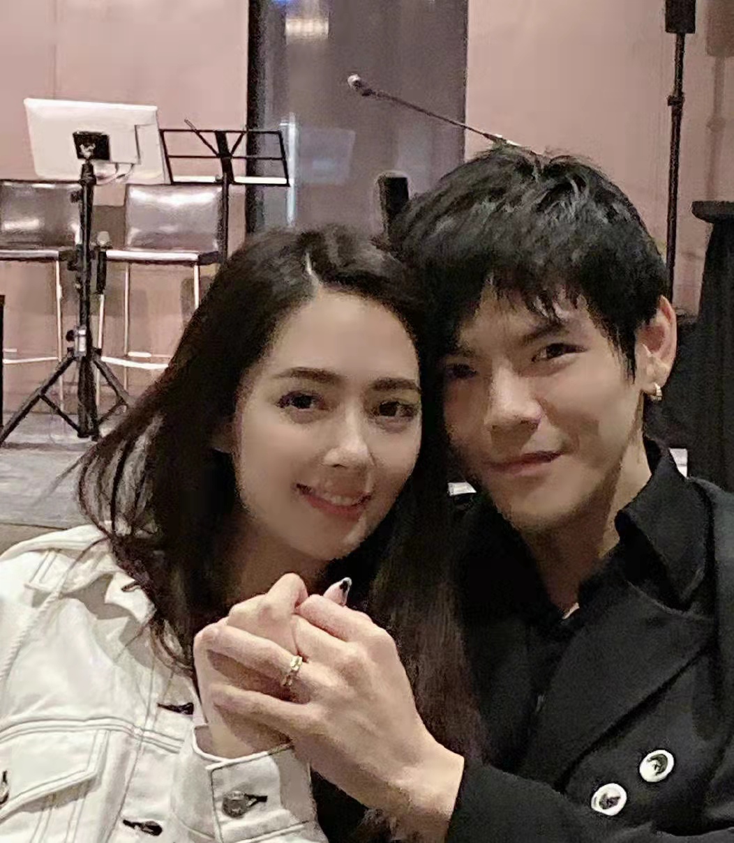 带着|郭碧婷带小奶黄玩旋转木马，向佐全程护在女儿身后，画面暖心有爱