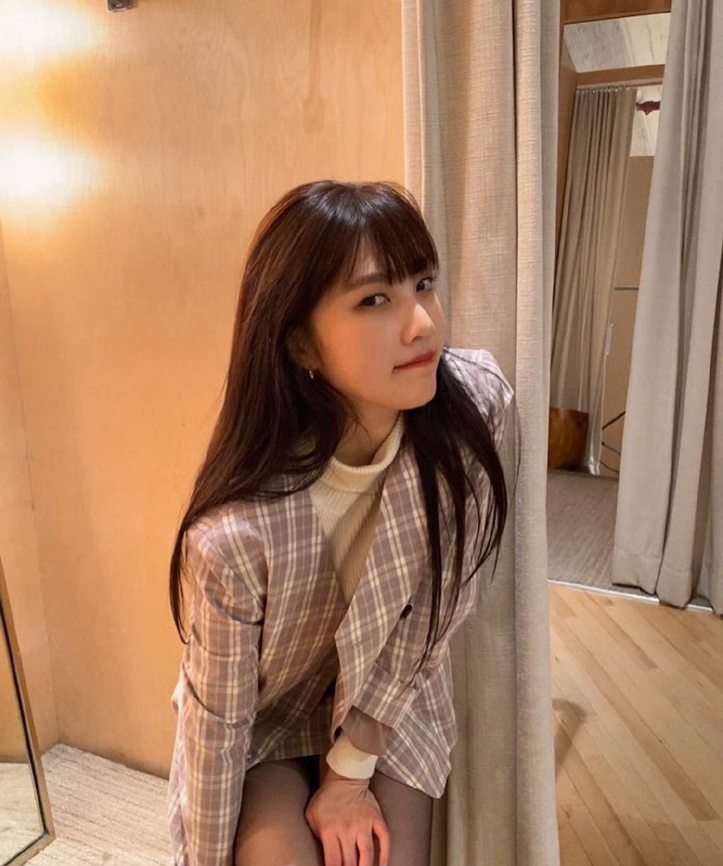 血色 她是韩团女成员，今穿格纹套装短裙配黑丝袜，24岁尽显复古性感