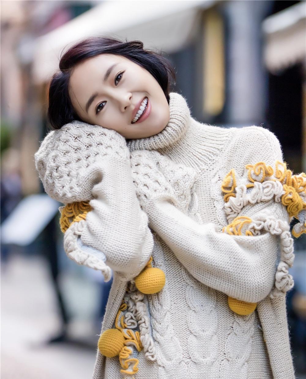 童瑶称 童瑶称自己是“行走的锡纸”，果真一看，这高开叉锡纸礼服美翻了