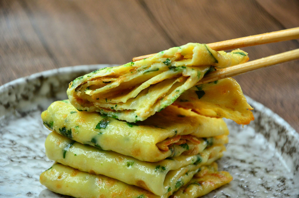 香菜|早餐不愁吃什么了,做一份简单快手的鸡蛋饼,比买的好吃
