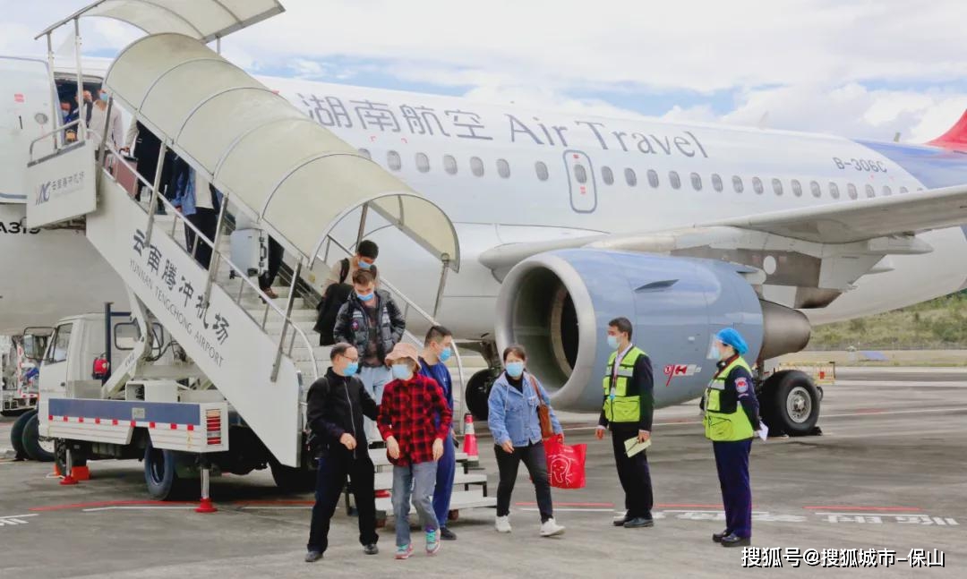 "当天,随着腾冲机场塔台分别对两家航空公司航班发出落地指令,在机组